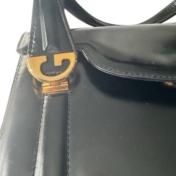 Gucci Elegant Black Shoulder Bag with Gold Details - Picture 12 of 15